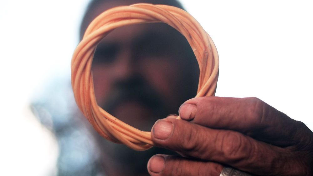 Pulsera confeccionada en bejuco por Edwin Marcucci