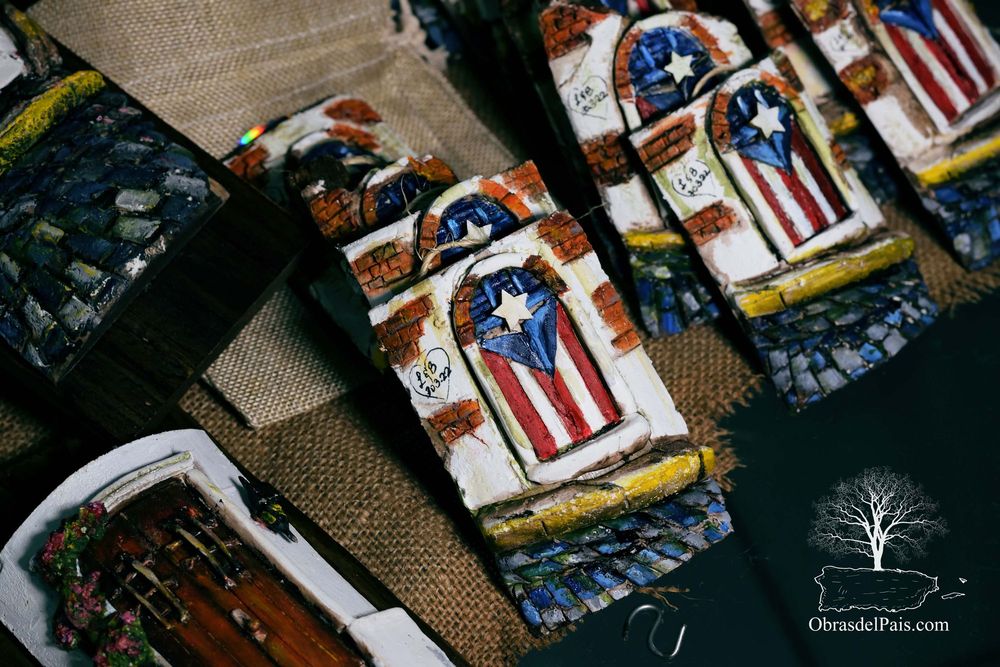Conjunto de fachadas del Viejo San Juan de Deborah Feliciano, incluyendo una puerta con la bandera de Puerto Rico