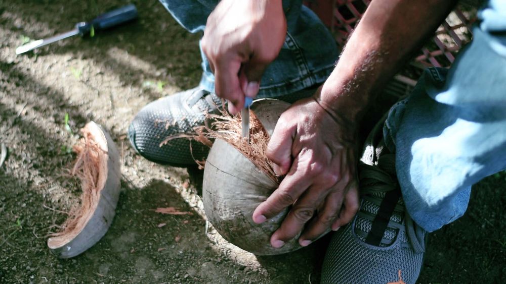 Detalle documental del proceso artesanal de máscaras en coco