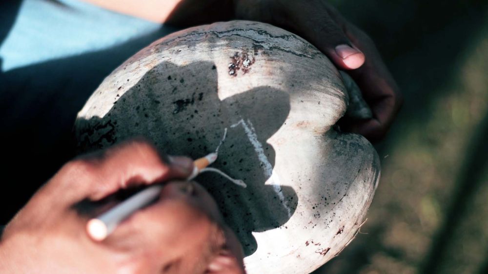 Fotografía del proceso artesanal de una máscara de vejigante