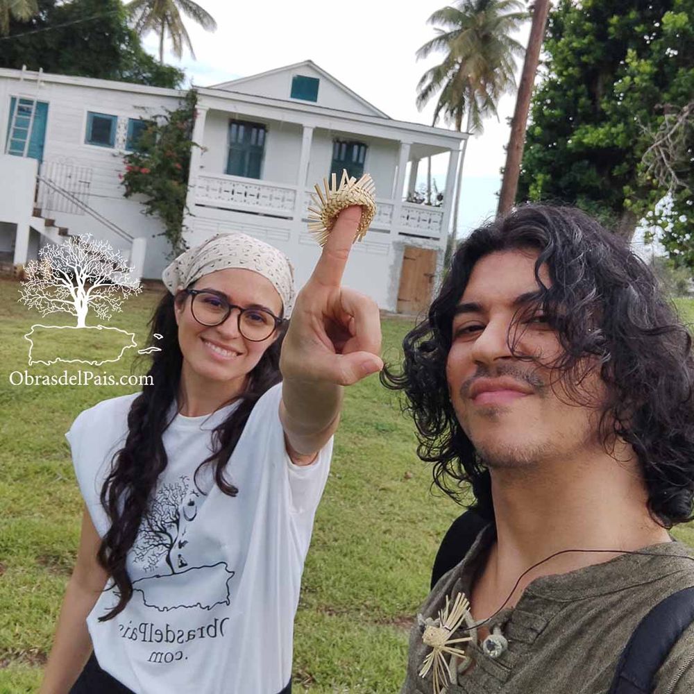 Ángel López junto a una pava puertorriqueña confeccionada artesanalmente