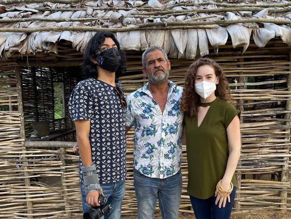 Edwin Marcucci junto al equipo de Obras del País durante la producción del documental