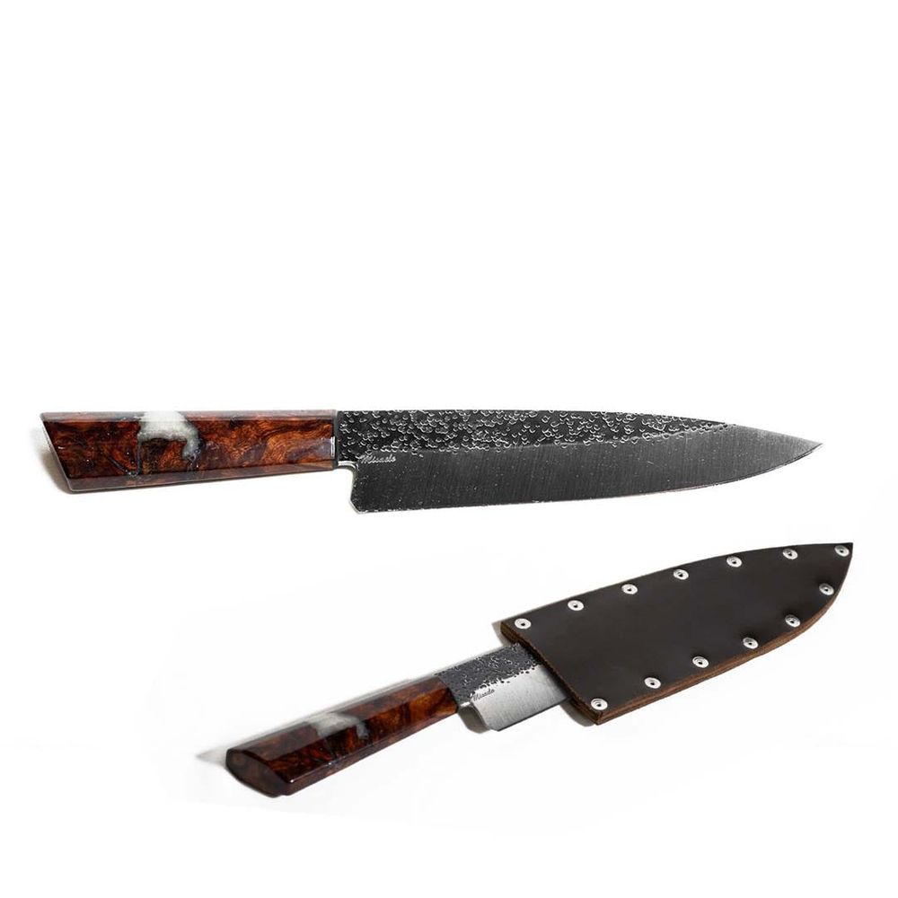 Cuchillo artesanal confeccionado por Misael Fernández con su funda