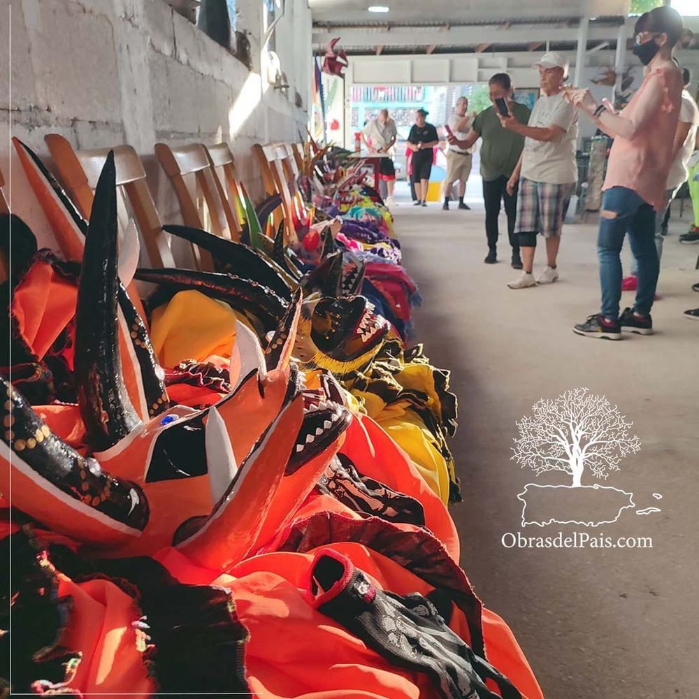 Máscaras y trajes de vejigante reunidos durante una actividad comunitaria en la Playa de Ponce