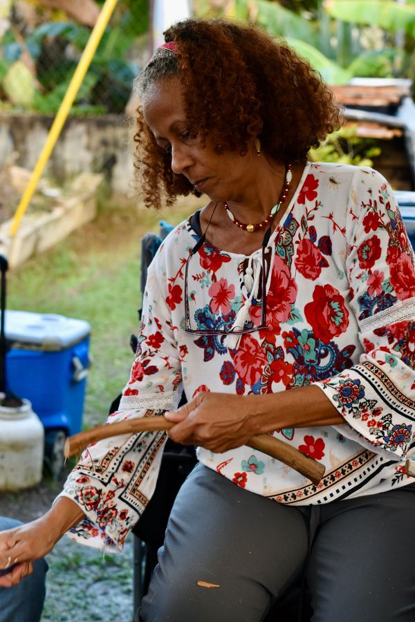Wilda Cruz trabajando manualmente un chifle para una máscara
