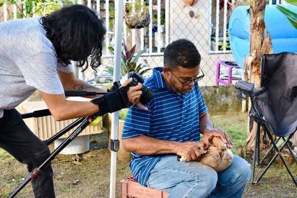 Artesano Teddy Vázquez tallando en coco una máscara de vejigante de Loíza