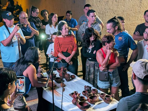 Artesana Alice Chéverez ofreciendo un taller demostrativo de alfarería ancestral en el Centro Ceremonial Indígena de Tibes