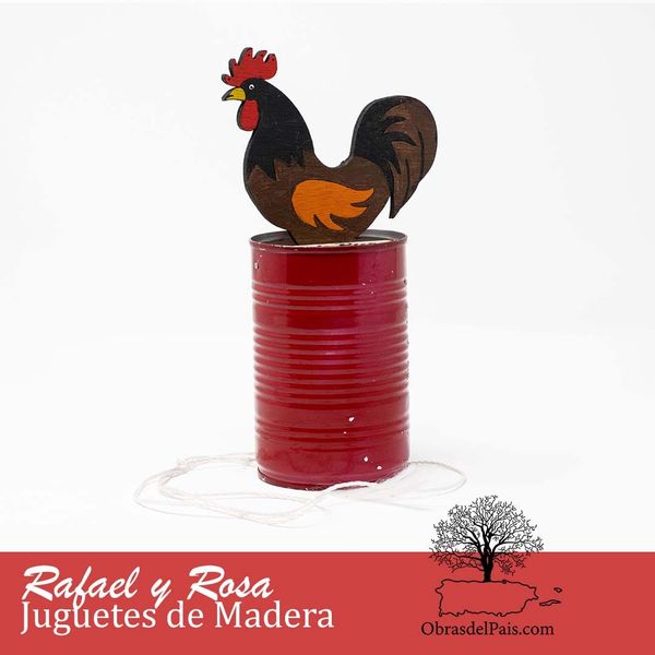 Gallo de madera pintado sobre un recipiente rojo