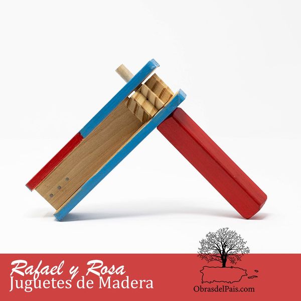 Juguete tradicional de madera con estructura inclinada pintada en azul y rojo