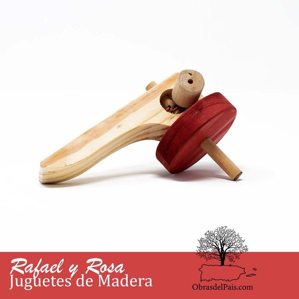 Juguete de madera con pieza circular roja y mecanismo manual