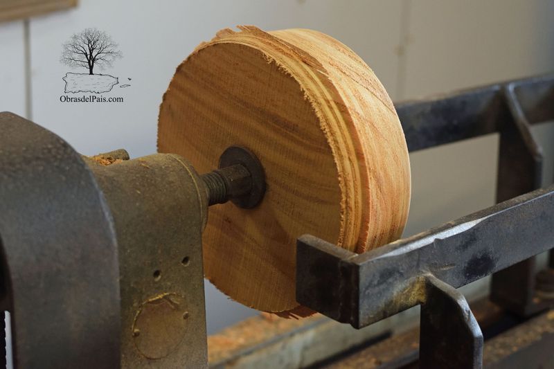 Pieza de madera trabajándose en el torno del taller de Elo Molina