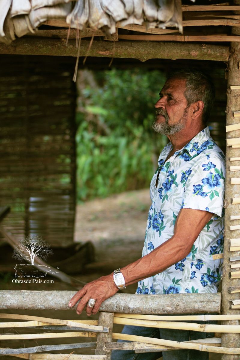 Edwin Marcucci junto a una estructura tejida con fibras naturales en Adjuntas
