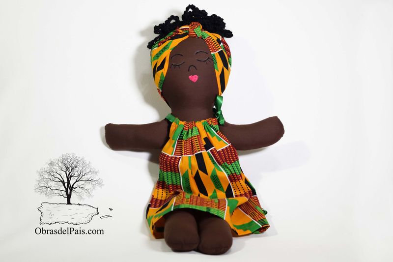 Muñeca de trapo afrodescendiente de Teresa Meléndez con vestido y turbante estampados