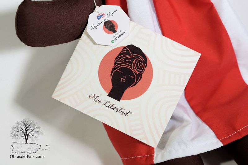 Detalle del pequeño libro que acompaña una muñeca de Teresa Meléndez
