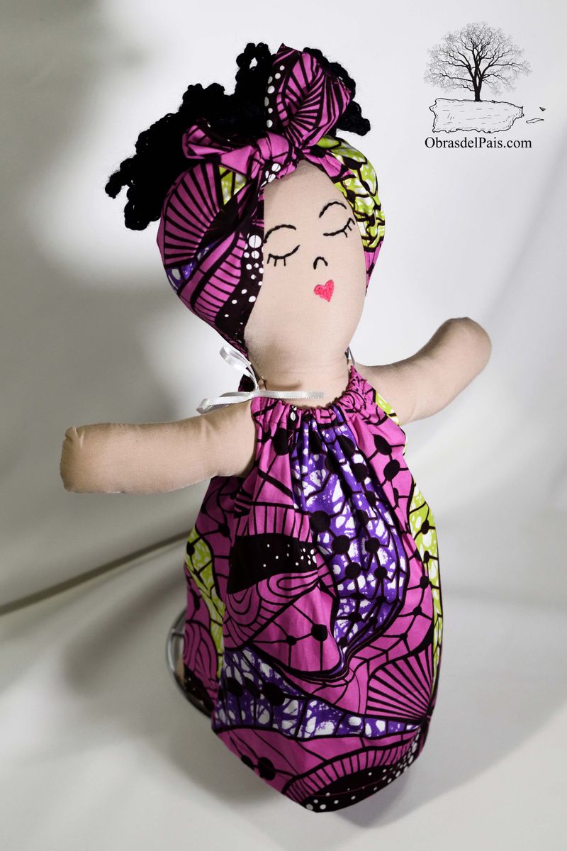 Muñeca de Teresa Meléndez vestida con tela estampada en tonos violeta
