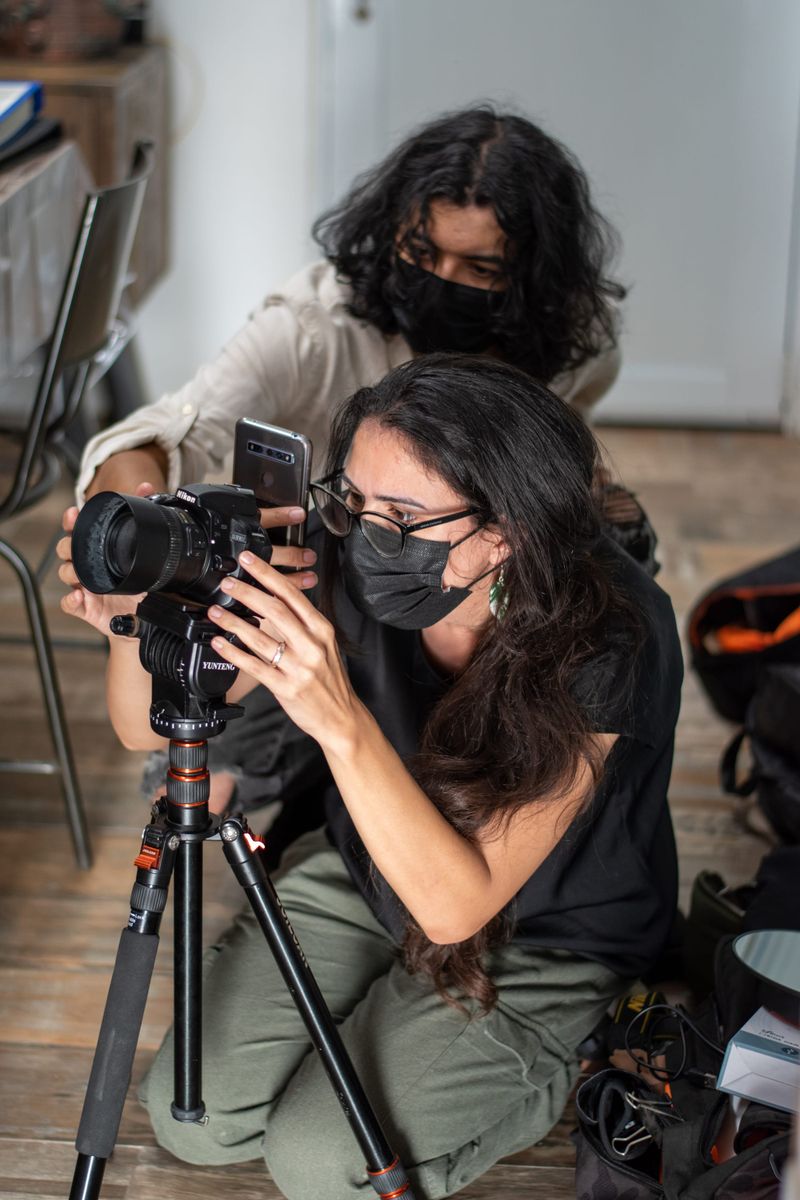 Equipo de Obras del País durante la producción del microdocumental en Salinas