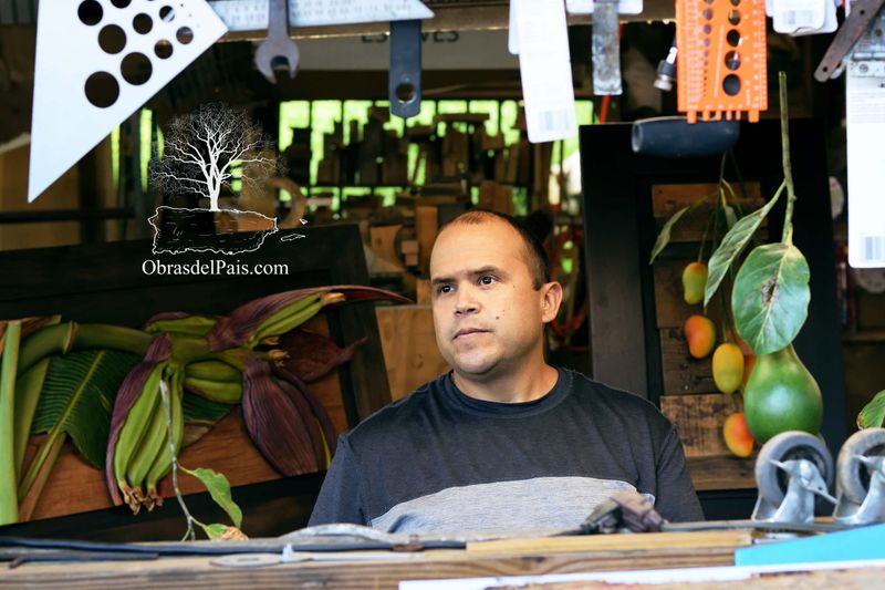 Antonio Nieves en su taller, rodeado de herramientas y piezas inspiradas en la naturaleza puertorriqueña