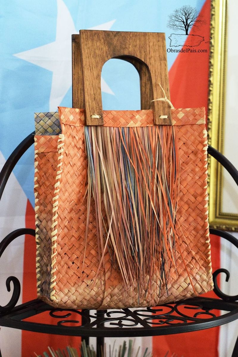 Cartera elaborada con fibra de petate por Norma Gómez
