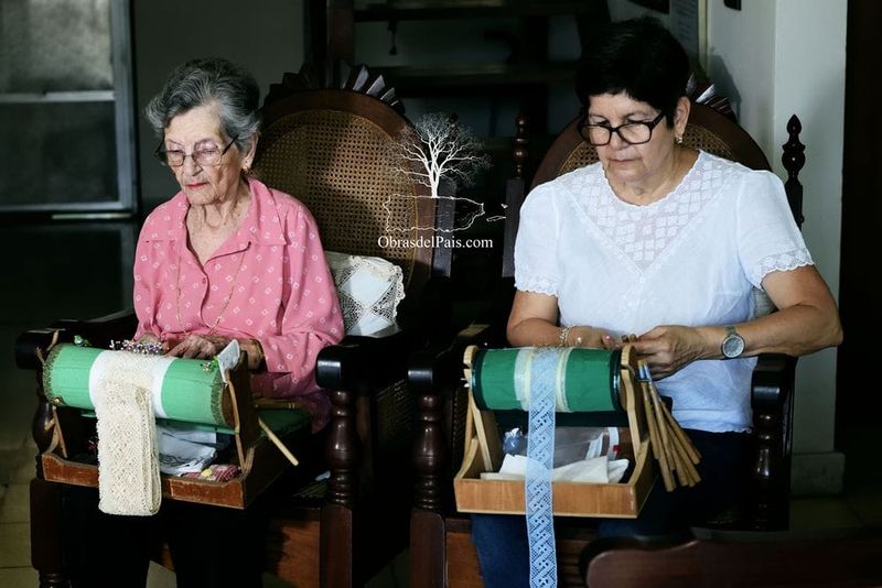 Nellie Vera Sánchez y Sandra Rodríguez Martínez trabajando mundillo en Moca