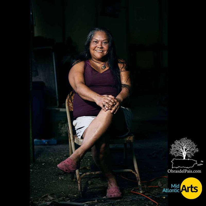 Retrato de la artesana Alice Chéverez en su taller