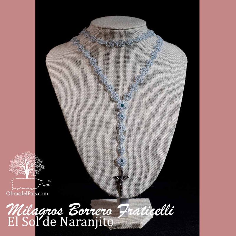 Pieza de joyería realizada con labores de aguja por Milly Borrero Fraticelli