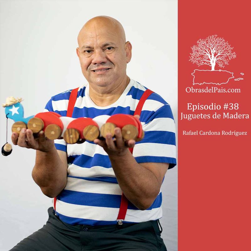 Rafael Cardona Rodríguez sostiene varios juguetes de madera