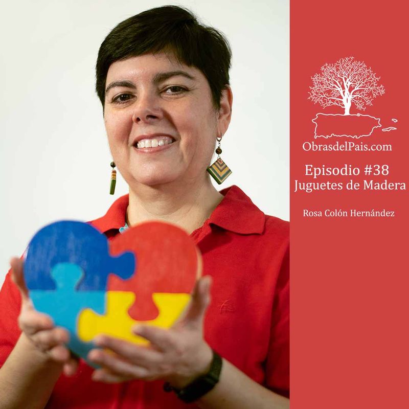 Rosa Colón Hernández sostiene un juguete de madera con piezas de colores