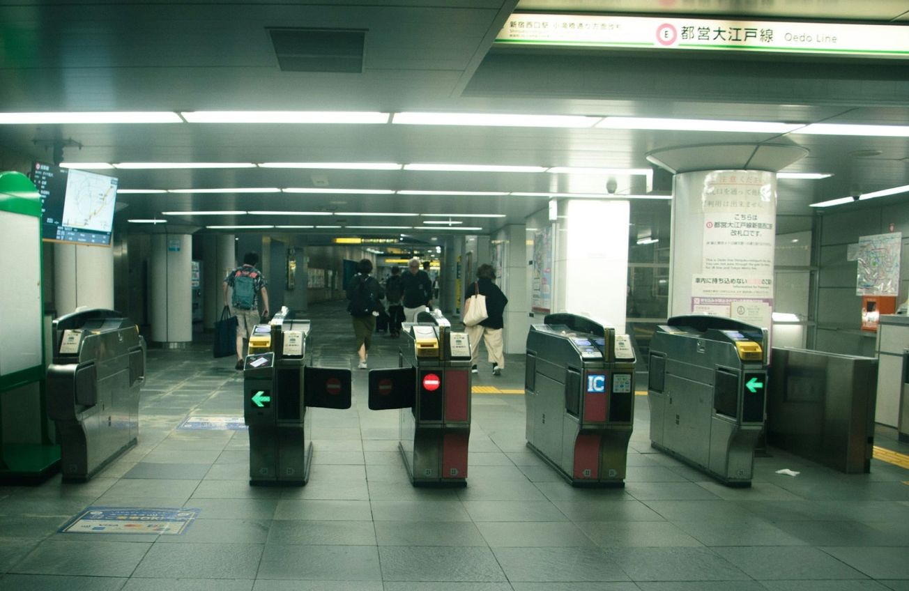 Les portiques d’une station de métro, arrêt rouge d’un côté, flèche verte de l’autre