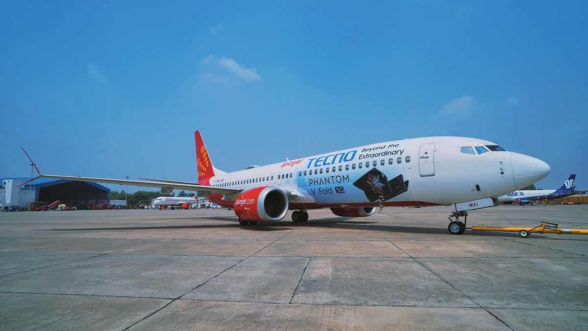 PHANTOM V Fold opens wings