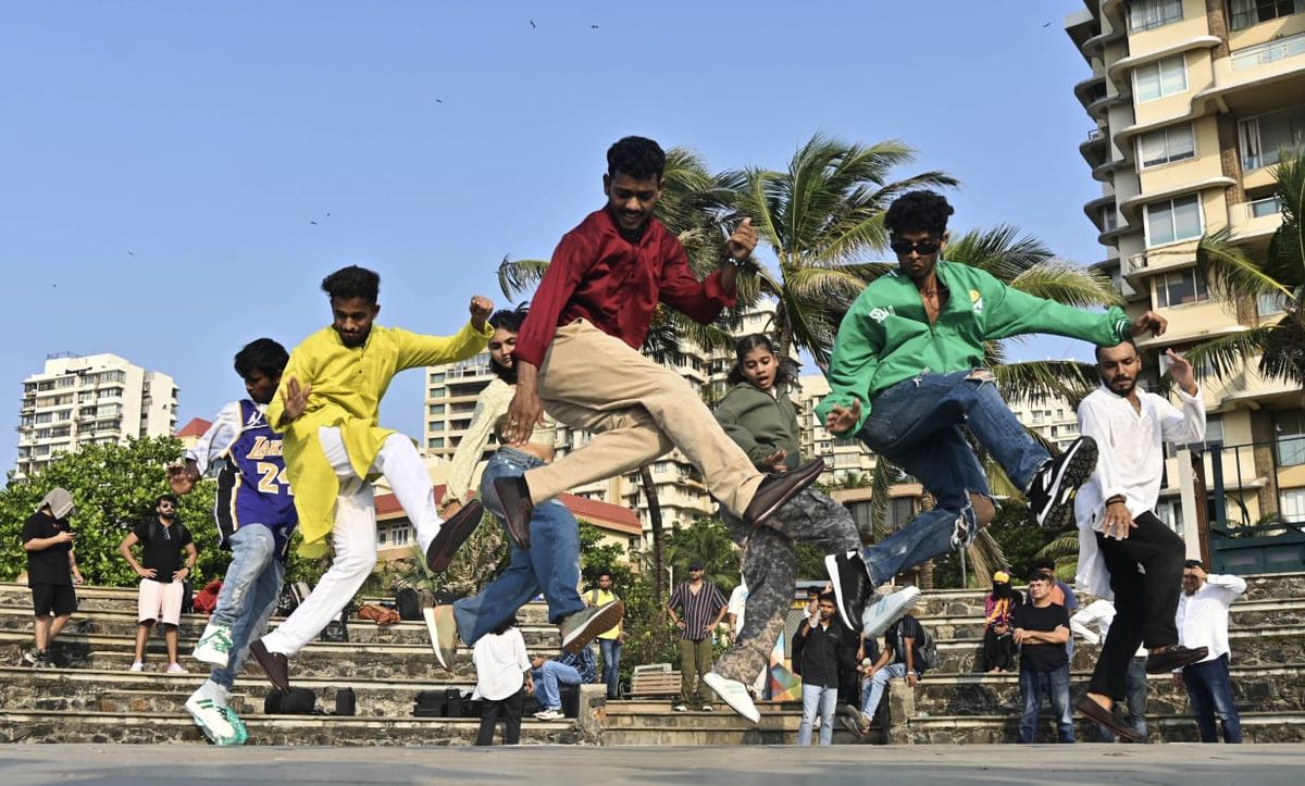 Bata India turns the iconic Band Stand into fashion runway with a one-of-its-kind flash #BataRampWalk