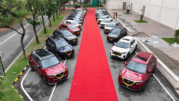HCIL delivers 100 Honda Elevate SUVs at the first Mega Delivery Event