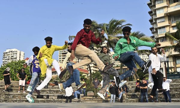Bata India turns the iconic Band Stand into fashion runway with a one-of-its-kind flash #BataRampWalk