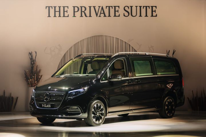 Mercedes-Benz unveils the ‘private suite on wheels‘