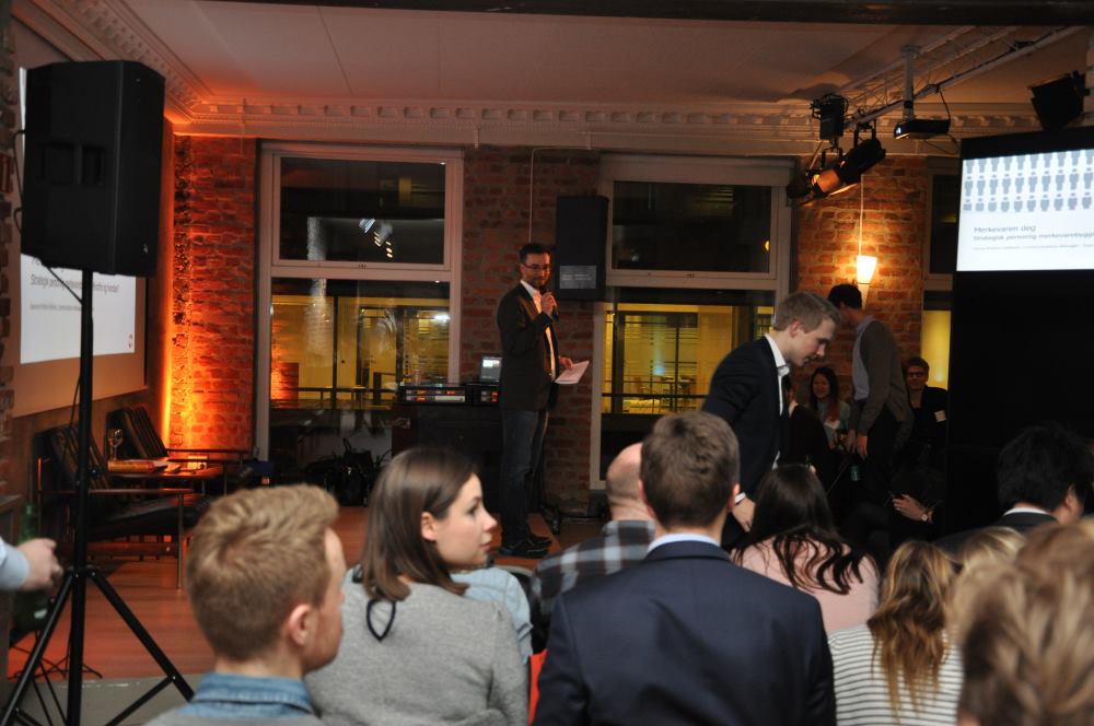 Alexander presenterer neste foredragsholder på DigitalBar