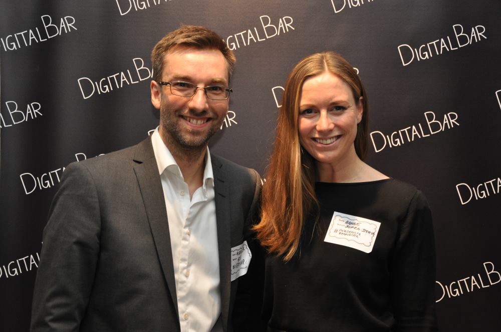 Alexander Haneng og Hanne Kristine Fjellheim foran DigitalBar-veggen