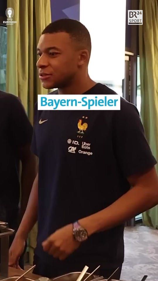 Nein Kylian, nicht jeder in Deutschland spricht Französisch. 😉🇫🇷 Aber zum Glück konnte Bayerns Upamecano übersetzen.