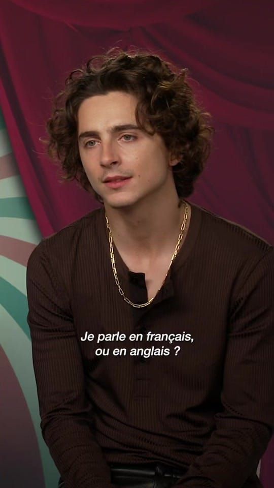 Hugh Grant et Timothée Chalamet, en français, pour « Wonka » avec quelques anecdotes succulentes du réalisateur Paul King. Ça risque de vous donner envie de le voir au cinéma, ce 13 décembre 