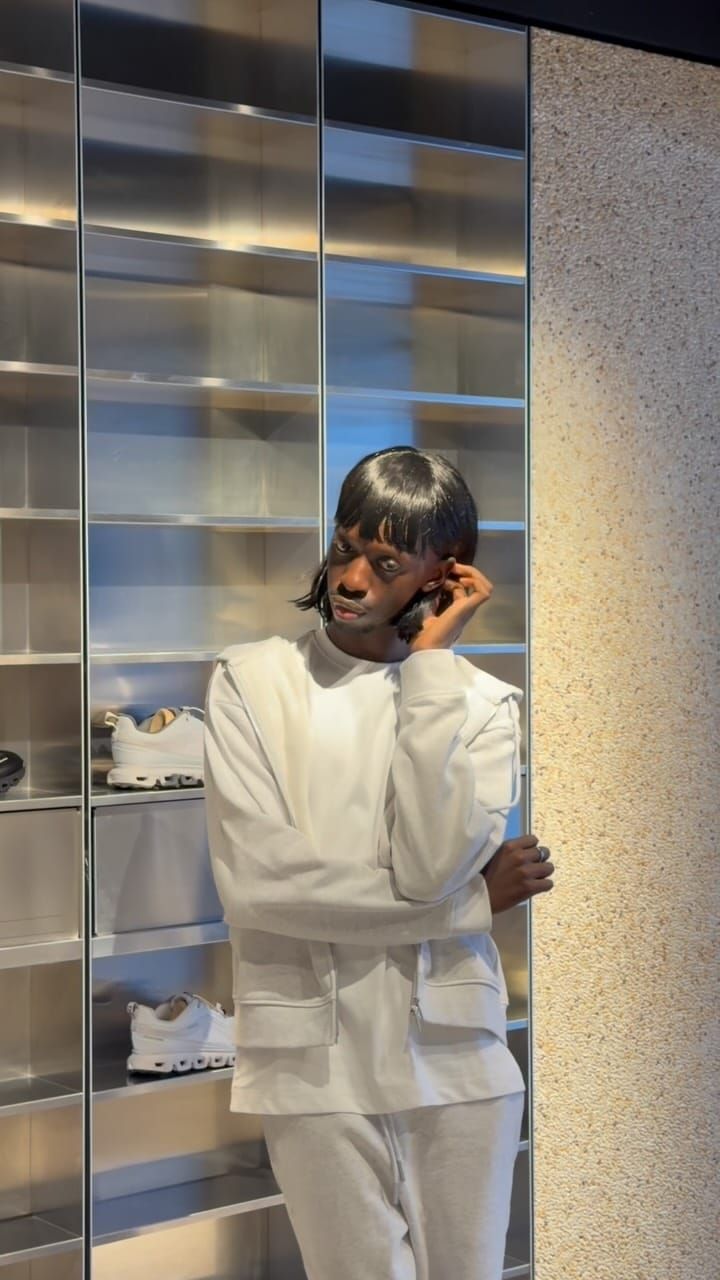 📸 @niane : « merci , it was having fun guarding the only one item left in the staure. 🤍 »