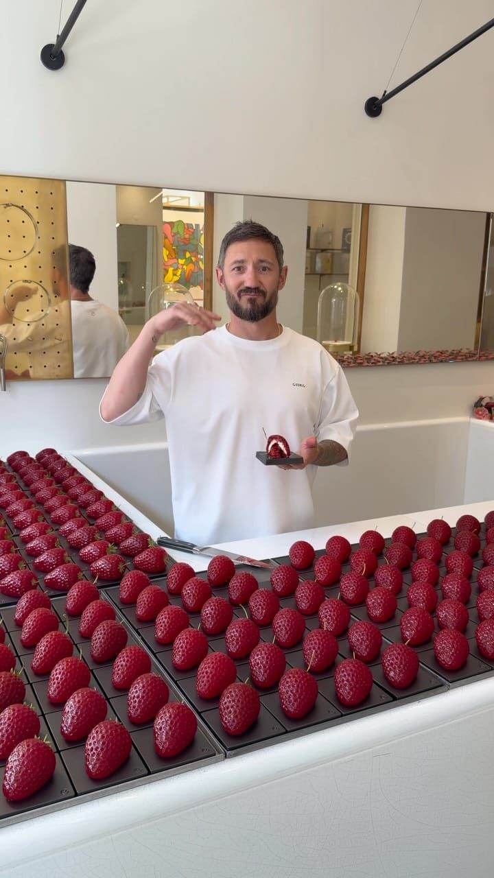 📸 @Cedric Grolet : « Encore plus réaliste 🍓 vanille »