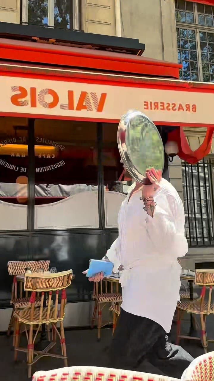 📸 @Charles✨ : « Le pire serveur de Paris😂 »