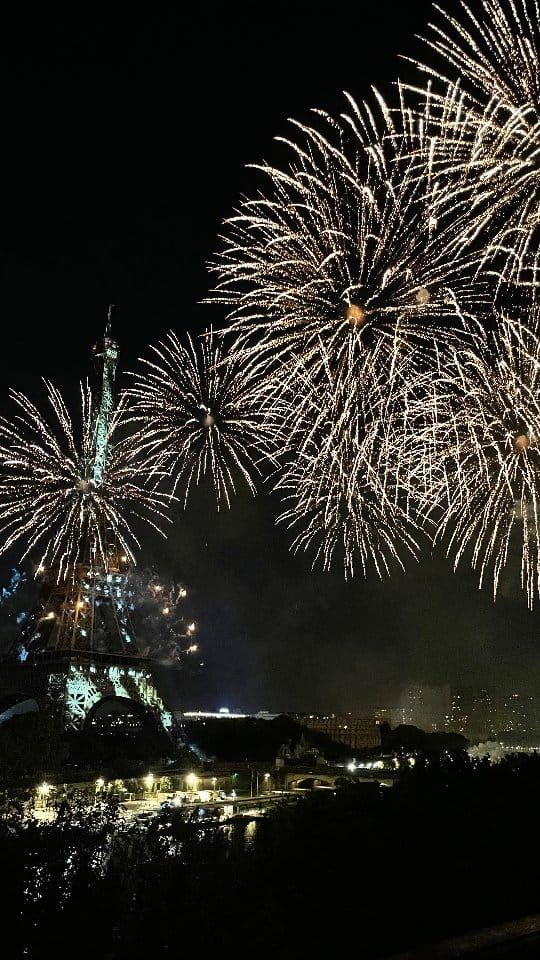📸 @Paris mon amour apartment... Luxury Travel Eiffel Tower view : « Paris est magnifique ❤️ »