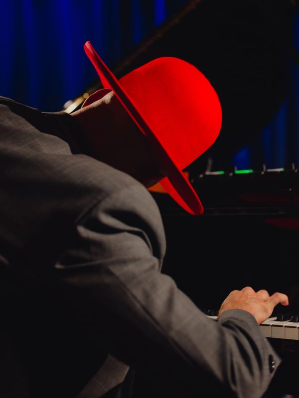 AROMA'S FIRST NIGHT: Zig Zag Photos & The EP Countdown