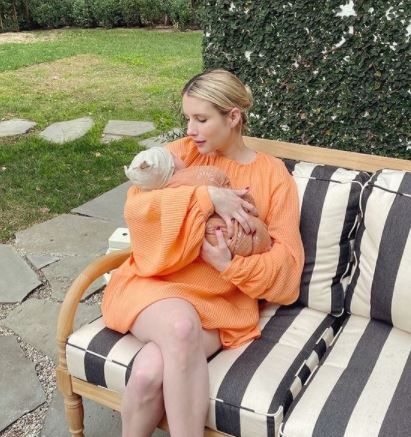 Emma Roberts muestra por primera vez a su bebé, Rhodes Robert Hedlund