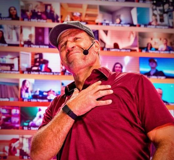 Tony Robbins hará una película del libro "El hombre en busca del sentido"