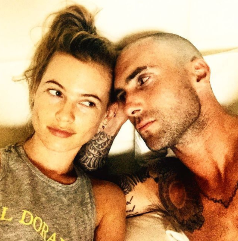 Adam Levine se pone un vestido a juego con su esposa e hijas para una foto familiar