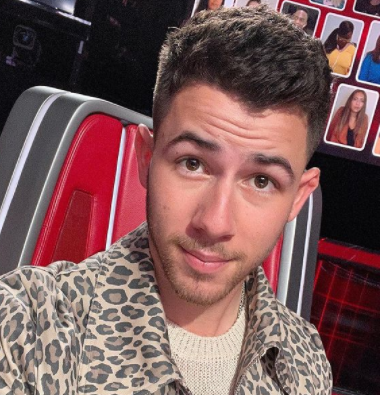 Nick Jonas se recupera trás romperse una costilla en un accidente de bicicleta