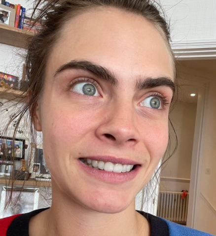 Anya Taylor-Joy ayuda a Cara Delevingne a arreglar un fallo de vestuario en el desfile de Dior