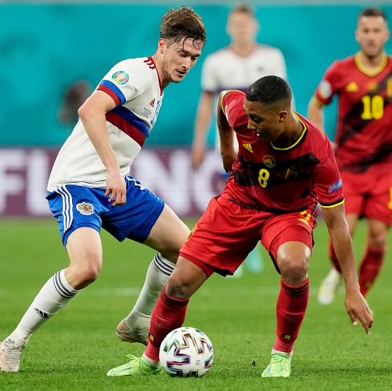 Una "aficionada" con poca ropa invade el partido Bélgica-Finlandia de la Eurocopa 2020