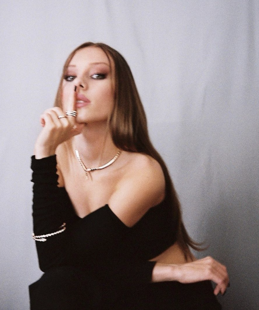 Ester Expósito defiende a Alejandro Speitzer