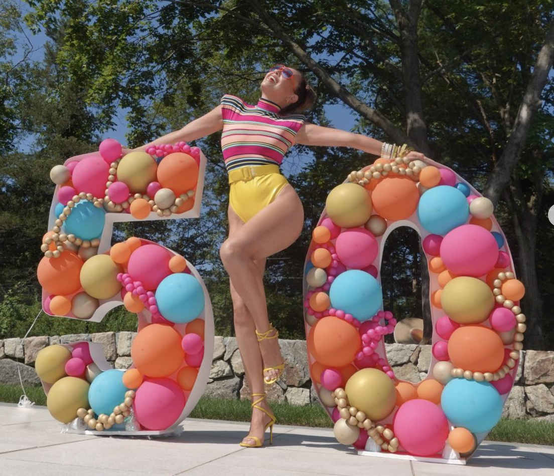 Thalia llega espectacular a los 50 años